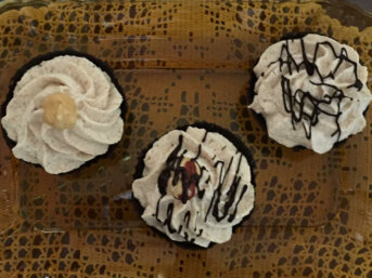 Gelato alla nocciola fatto in casa con cestino di cioccolato