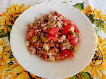 Insalata di Farro con tonno fagioli e olive ricca
