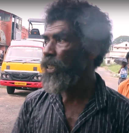 Artista senzatetto che usa colori naturali nello stato del Kerala
