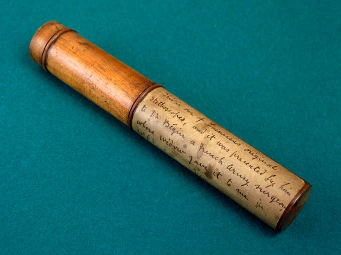 Uno degli stetoscopi originali di Rene Laennec in legno e ottone