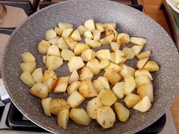 Preparazione patate in padella contorno semplice
