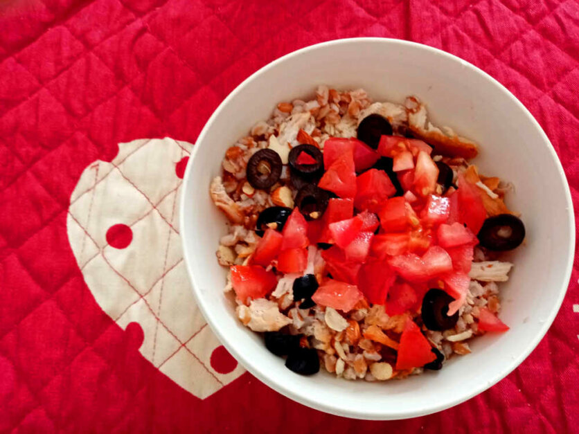 Farro con petto di pollo grigliato e mandorl
