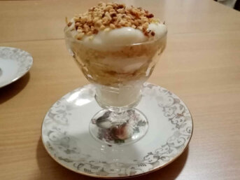 Coppette alla crema di latte e nocciola profumate con Amaretto