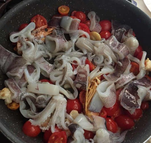 Preparazione ricetta pasta con calamari seppie e scampi