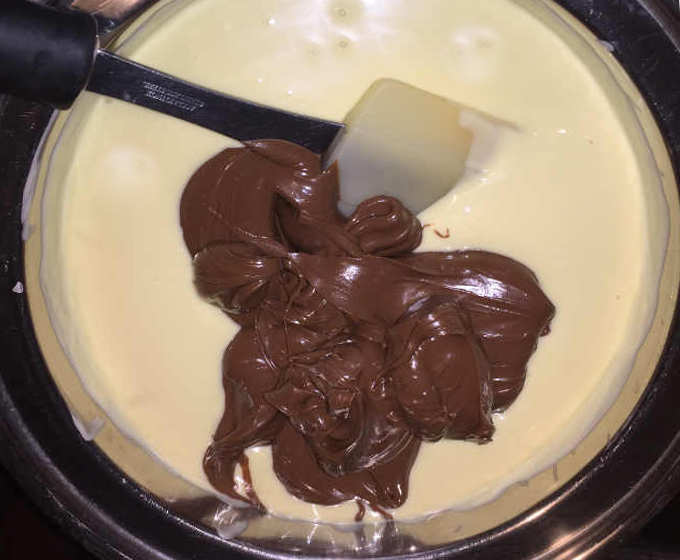Cioccolato bianco sciolto e Nutella per cioccolatini 