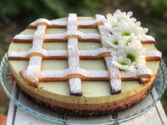 Torta con crema di pistacchio crema gianduia e decoro di frolla