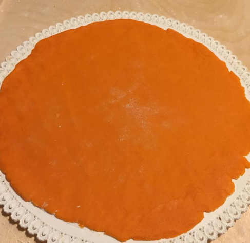 Sfoglia arancio stesa per crostata Halloween senza glutine