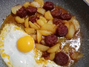 Patate salsiccia e uova ricetta gustosa