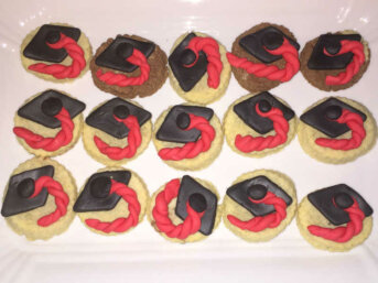 Biscotti di laurea senza glutine con pasta di zucchero