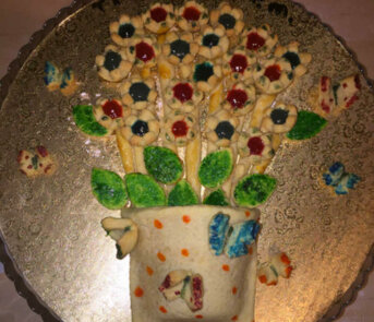 Crostata quadro con fiori e farfalle ricetta senza glutine
