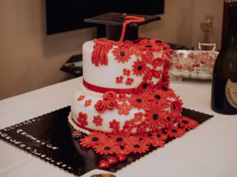 Torta di laurea ricoperta con pasta di zucchero