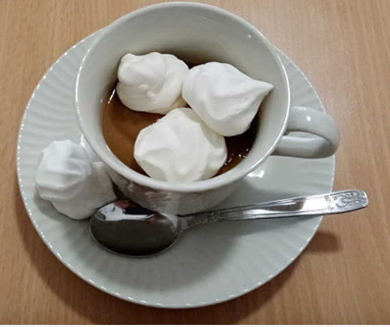 Preparazione crema al caffè senza uova con meringhe 