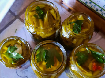Zucchine sott'olio ricetta buonissima con peperoncino