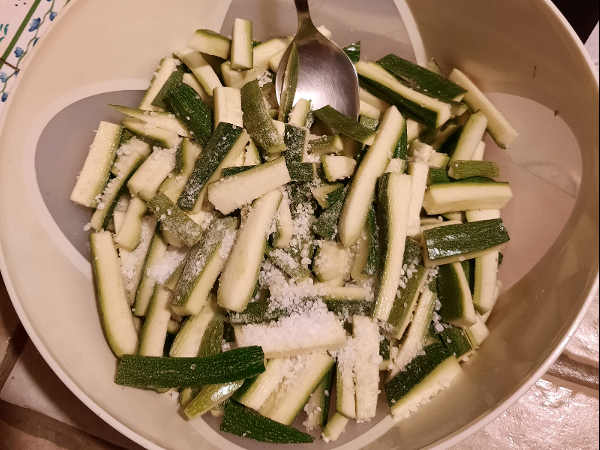 preparazione Zucchine sott'olio ricetta buonissima con peperoncino 