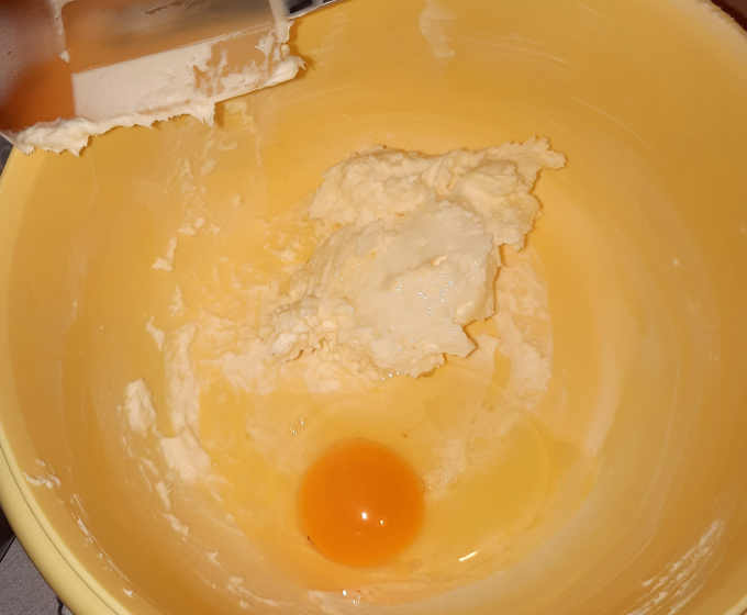 preparazione crema frangipane con un uovo 