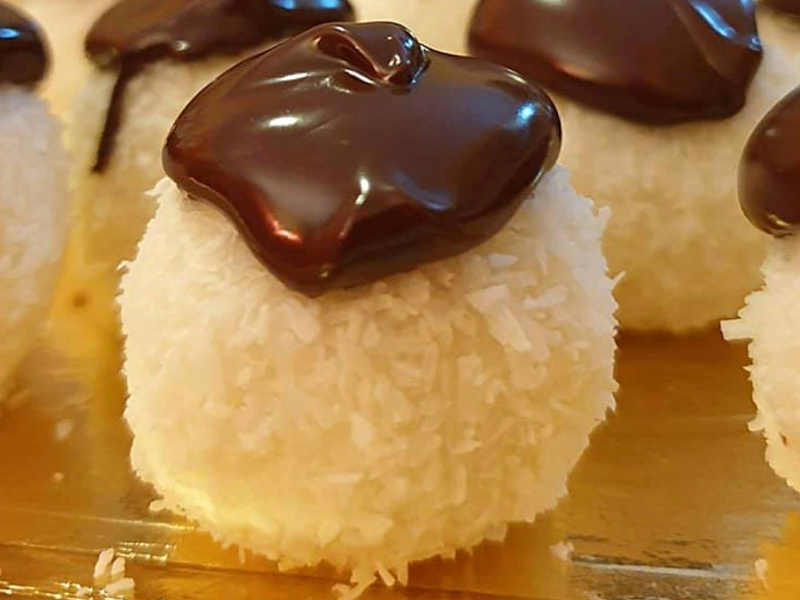 Palline al cocco ricotta cioccolato bianco ricoperte di cioccolato fondente