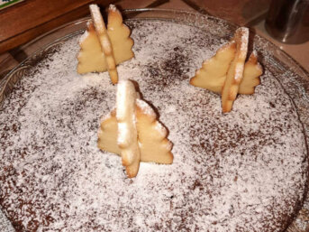 Torta caprese con alberelli in pasta frolla senza glutine