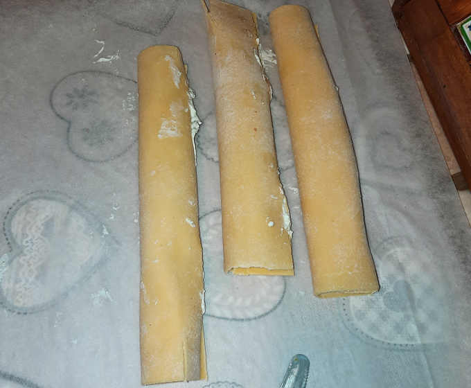 Preparazione ricetta Girelle di pasta fresca senza glutine ricotta bocconcini di mozzarella con la panna e granella di pistacchi 