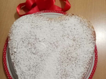 Torta cuore con acquafaba e cioccolato sofficissima con zucchero a velo