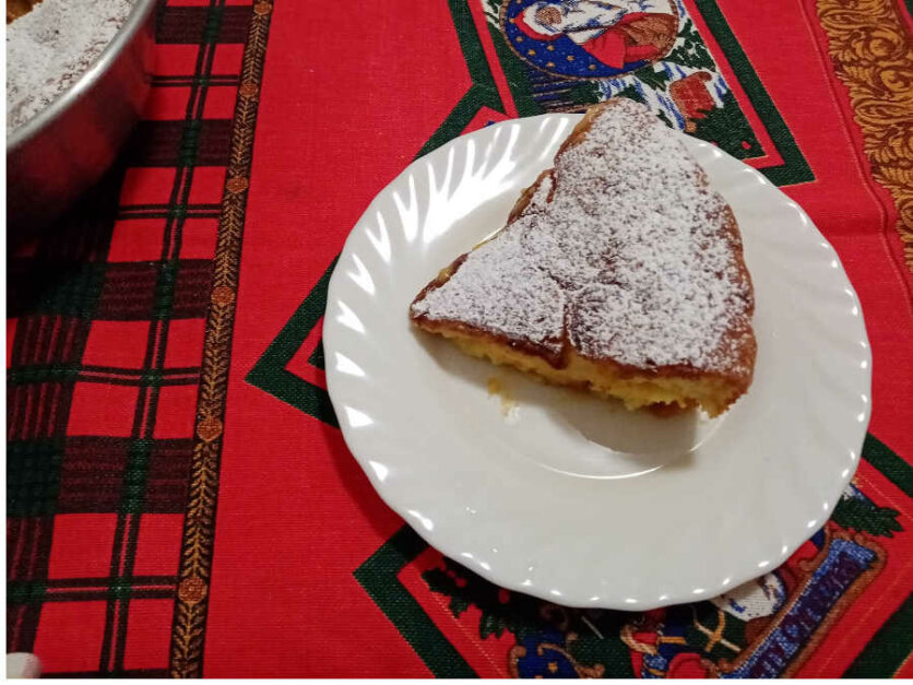 Torta di mele con confettura di albicocche golosissima