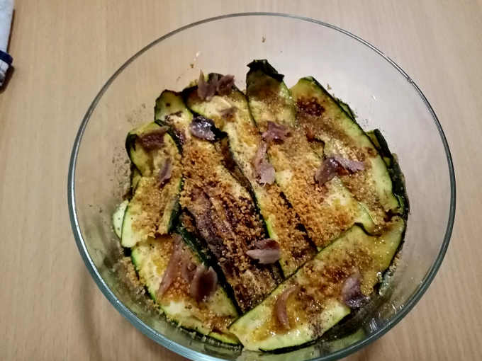 Zucchine grigliate con pezzetti di acciuga 