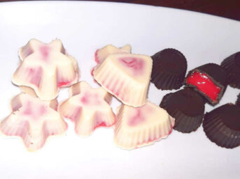 Cioccolatini ripieni di glassa rossa al cioccolato bianco e fondente