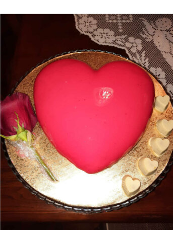 Torta cuore con glassa a specchio rossa straordinaria