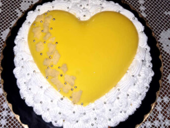 Crostata mimosa moderna con cuore al cioccolato bianco
