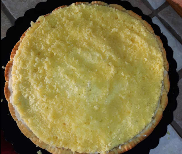 crostata mimosa con pan di spagna bagnato con ananas