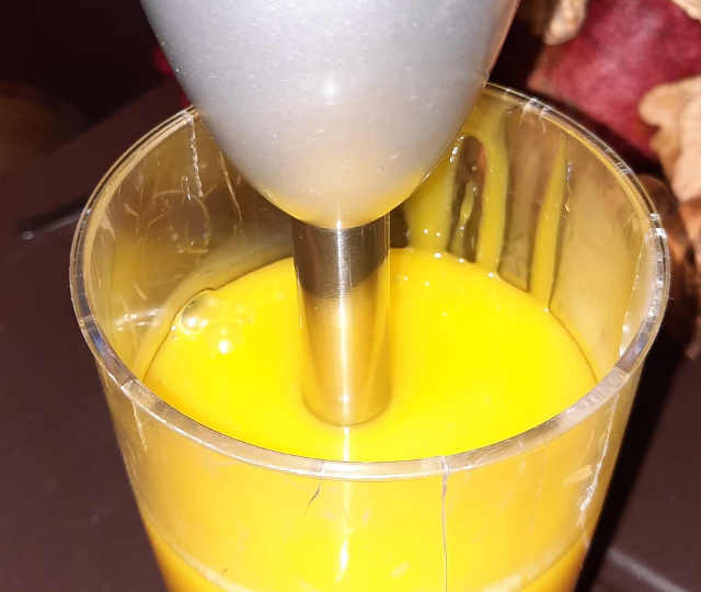 Glassa gialla con frullatore 