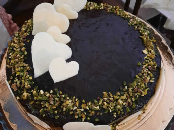 Torta con crema al pistacchio e glassa al cioccolato senza glutine