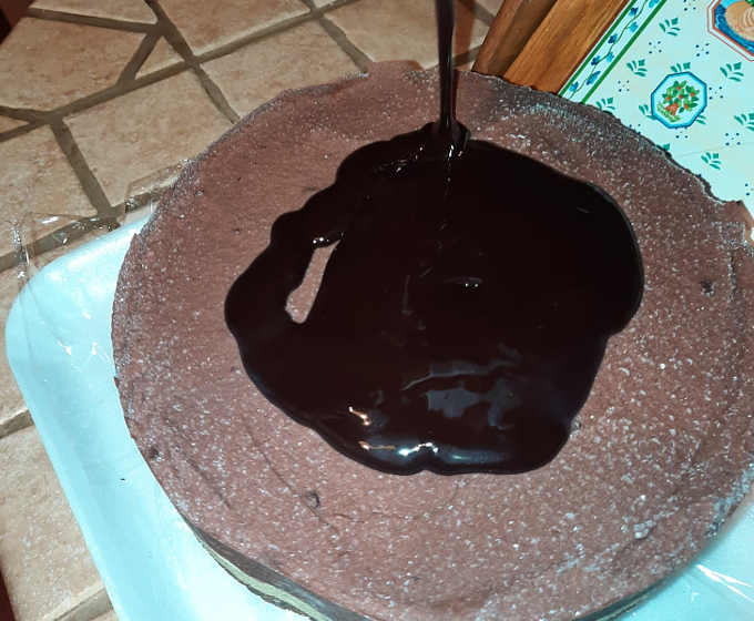 colatura di glassa al cioccolato su torta 