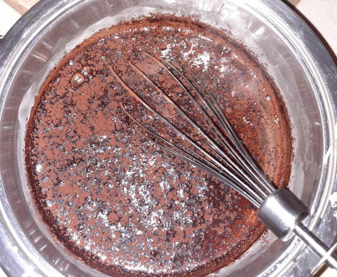 preparazione glassa a specchio per Torta con crema al pistacchio e glassa cioccolato senza glutine