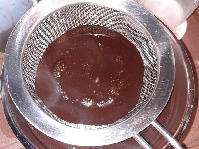 Glassa al cioccolato filtrata 