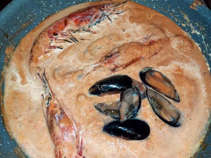 panna e cozze aggiunte alla preparazione della calamarata 