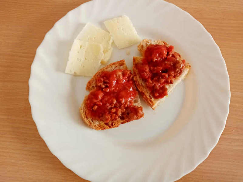   crostini con Sugo di salsiccia e carne