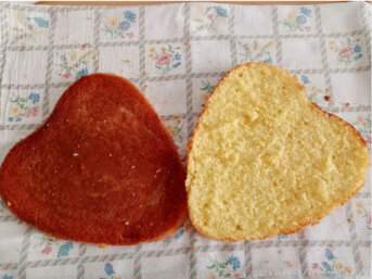 Pan di Spagna a forma di cuore senza lievito con acqua