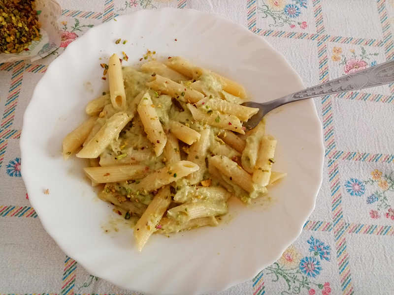 Penne con gambi di asparagi ricetta con granella di pistacchio