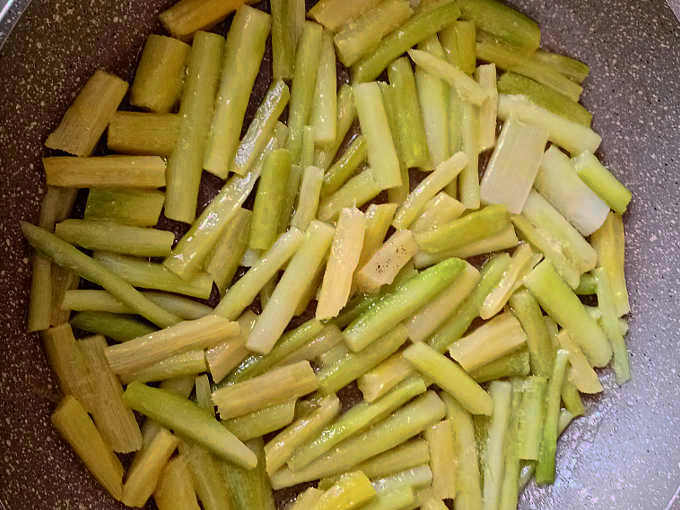 gambi di asparagi cotti da frullare per ricetta penne con granella di pistacchio 