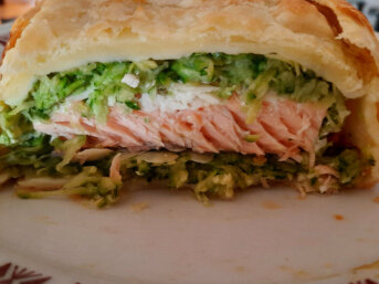 Salmone in crosta ricetta con zucchine e lamelle di mandorle buonissima