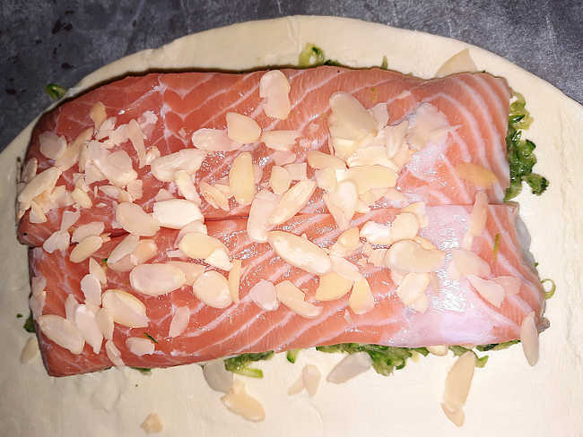Preparazione salmone in crosta con mandorle 