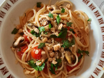 Spaghettoni a modo mio ricetta con cozze e taralli pugliesi