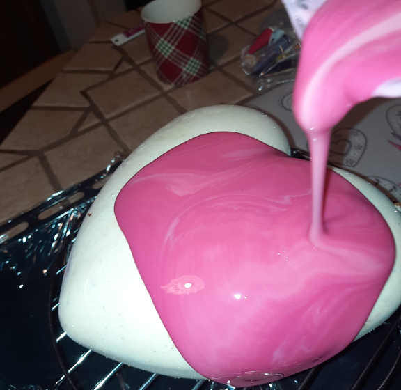 Glassatura della torta cuore 