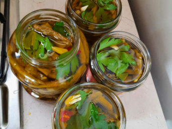 Asparagi sott'olio ricetta semplice con peperoncino