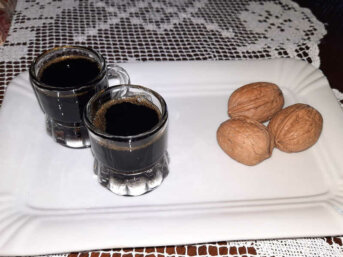 Nocino o (liquore di San Giovanni) ricetta fatta in casa