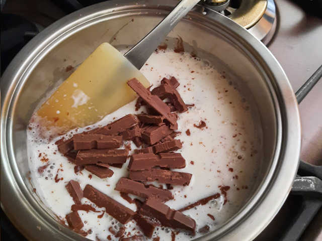 preparazione latte con cioccolato gianduia