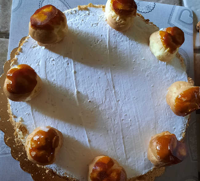 bignè su Torta Saint Honoré