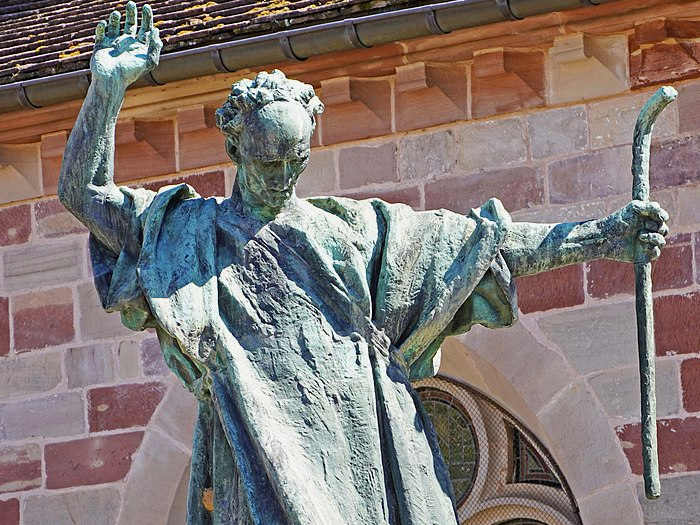 La statua di San Colombano a Luxeuil 