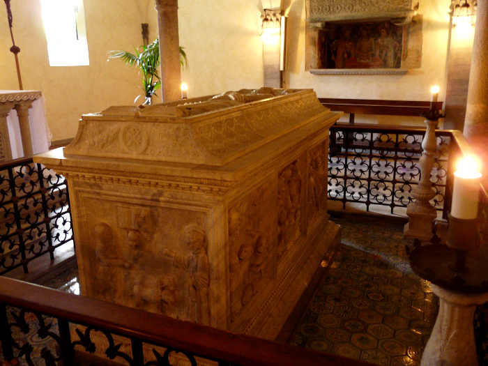 La cripta all'interno dell'abbazia di San Colombano di Bobbio