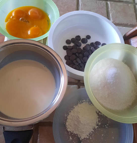 ingredienti per la crema chiboust neutra e al cioccolato
